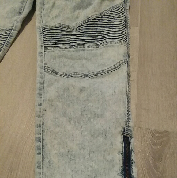 Acid wash jean with side ankle zip and knee detail - Picture 3 of 5